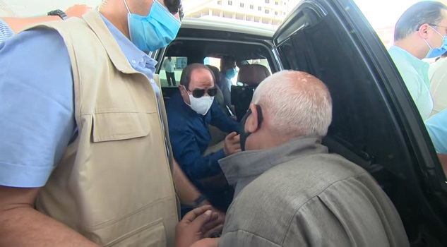 الرئيس السيسي لمواطن: متبكيش أبدا أنا عيني لك..واللي إنت عاوزه هنعملهولك..